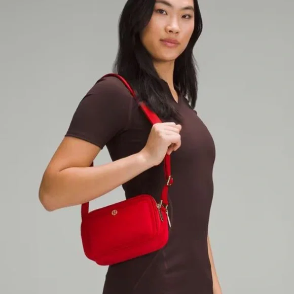 lululemon Crossbody Camera Bag 2L in TRUE RED New W/Tags!! - Picture 1 of 12